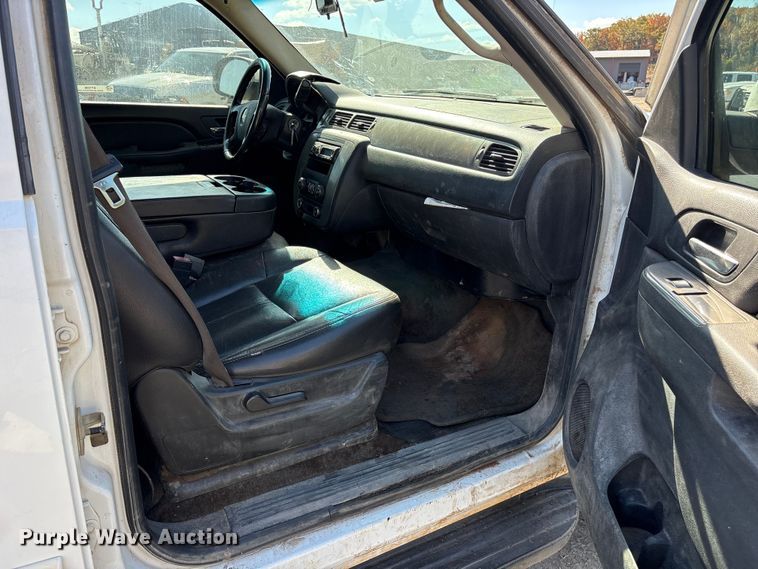 image for item ET7240 2010 Chevrolet Suburban 1500 SUV