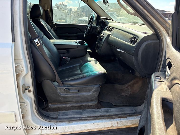 image for item ET7240 2010 Chevrolet Suburban 1500 SUV