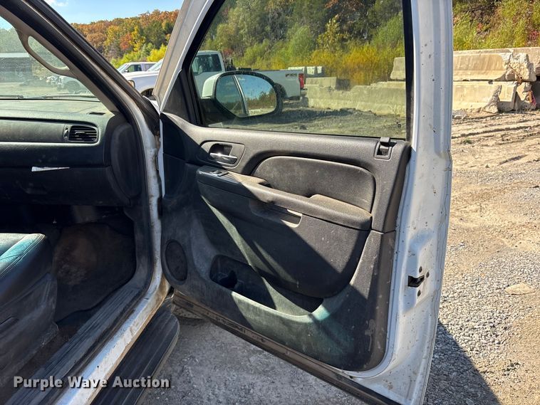 image for item ET7240 2010 Chevrolet Suburban 1500 SUV