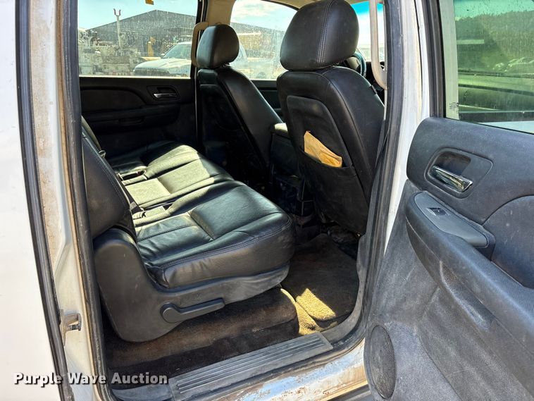 image for item ET7240 2010 Chevrolet Suburban 1500 SUV