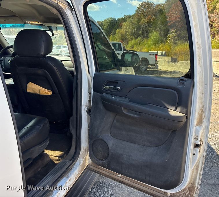 image for item ET7240 2010 Chevrolet Suburban 1500 SUV