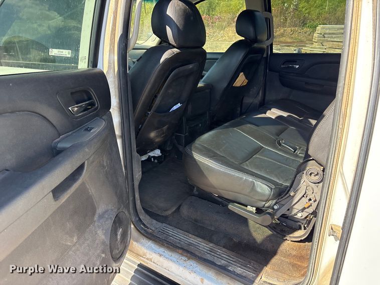 image for item ET7240 2010 Chevrolet Suburban 1500 SUV