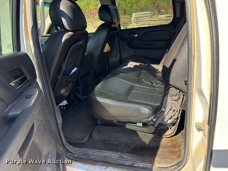 image for item ET7240 2010 Chevrolet Suburban 1500 SUV