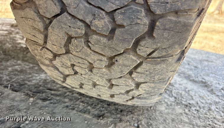 image for item ET7240 2010 Chevrolet Suburban 1500 SUV