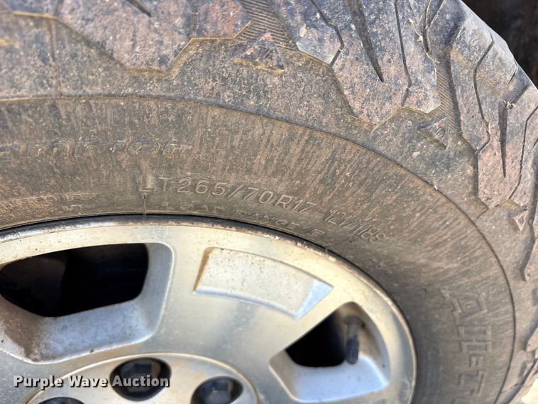 image for item ET7240 2010 Chevrolet Suburban 1500 SUV