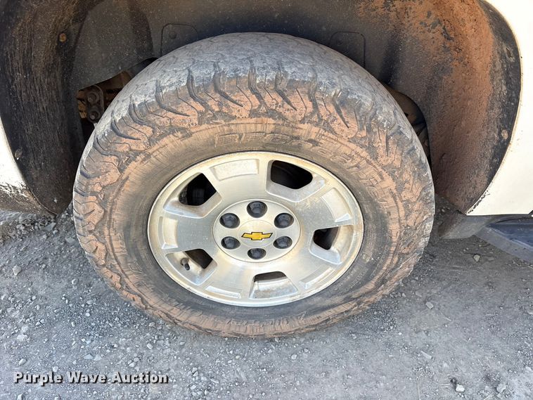 image for item ET7240 2010 Chevrolet Suburban 1500 SUV
