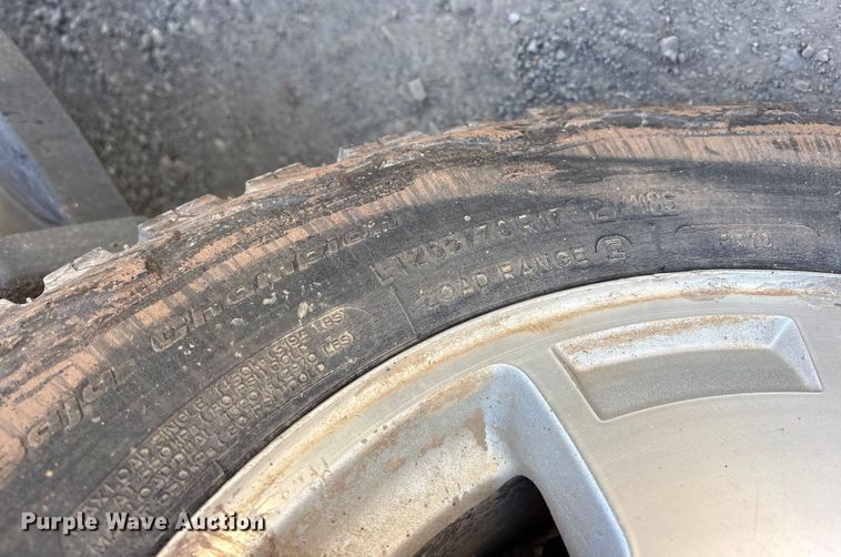 image for item ET7240 2010 Chevrolet Suburban 1500 SUV