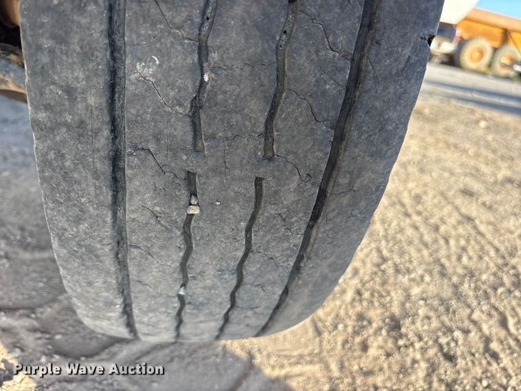 image for item ET7248 2013 Ford F-550 bale bed truck