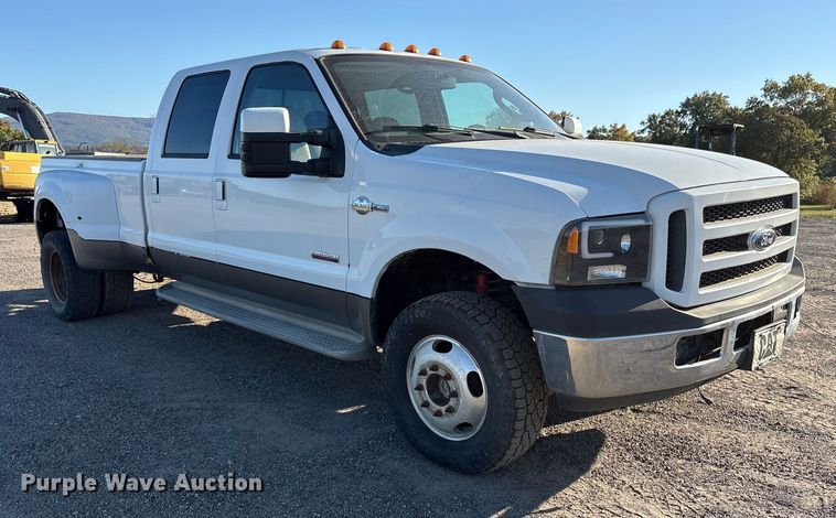 image for item ET7249 2007 Ford F-350 Crew Cab pickup truck