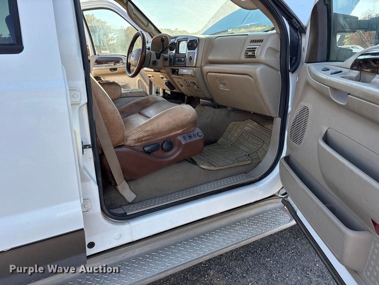 image for item ET7249 2007 Ford F-350 Crew Cab pickup truck