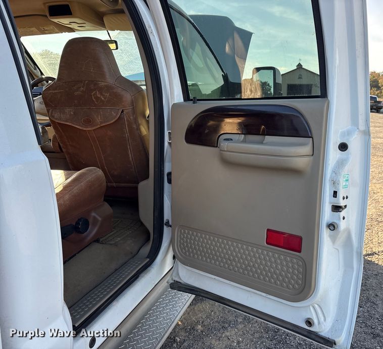 image for item ET7249 2007 Ford F-350 Crew Cab pickup truck