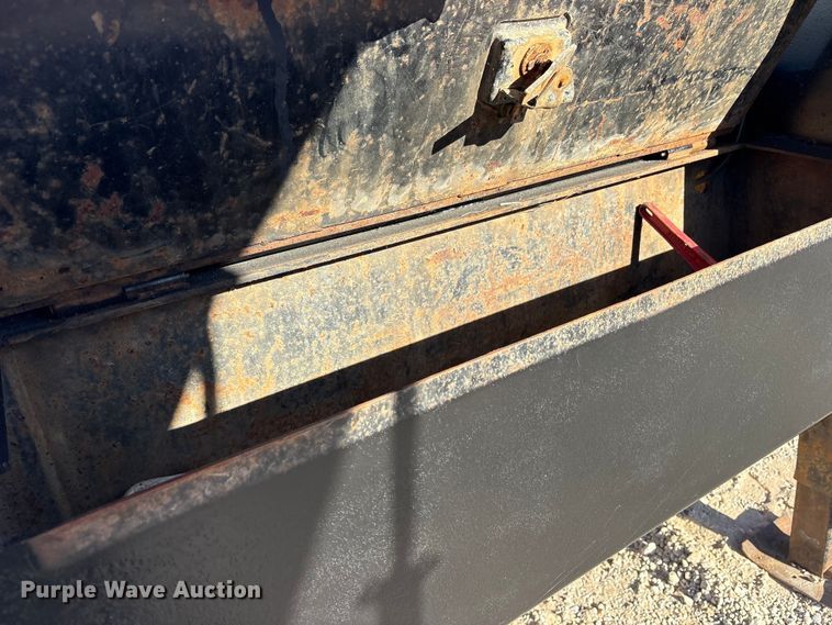 image for item ET7312 2011 Top Hat OTWG32X8.5-22.5E-F equipment trailer