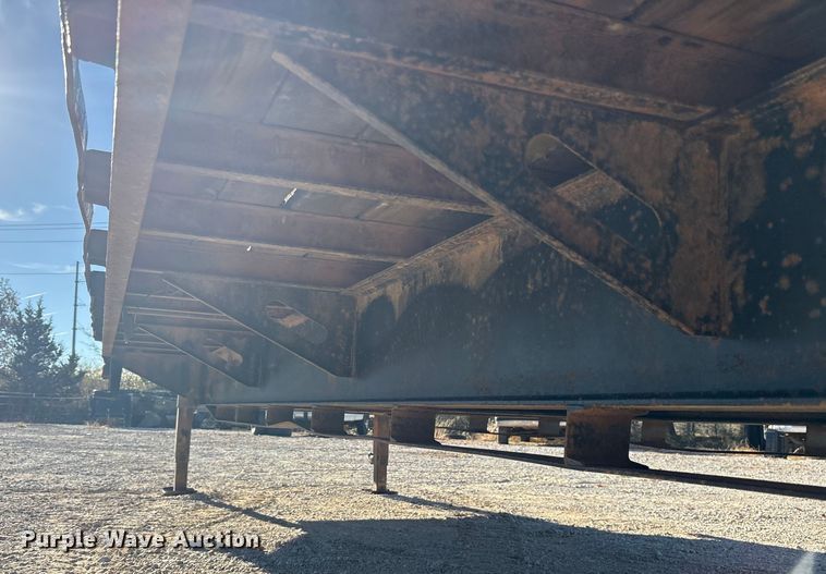 image for item ET7312 2011 Top Hat OTWG32X8.5-22.5E-F equipment trailer