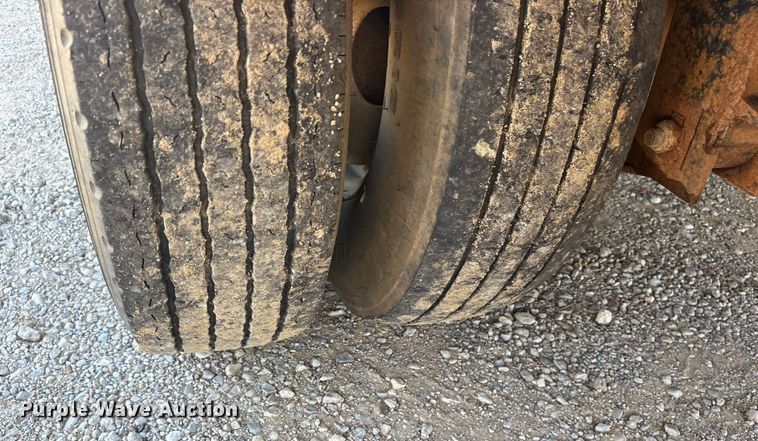 image for item ET7312 2011 Top Hat OTWG32X8.5-22.5E-F equipment trailer