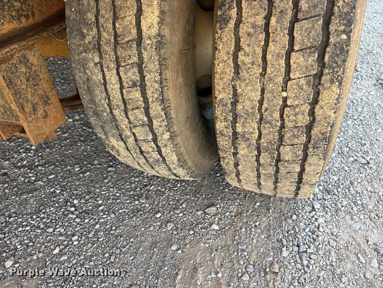 image for item ET7312 2011 Top Hat OTWG32X8.5-22.5E-F equipment trailer