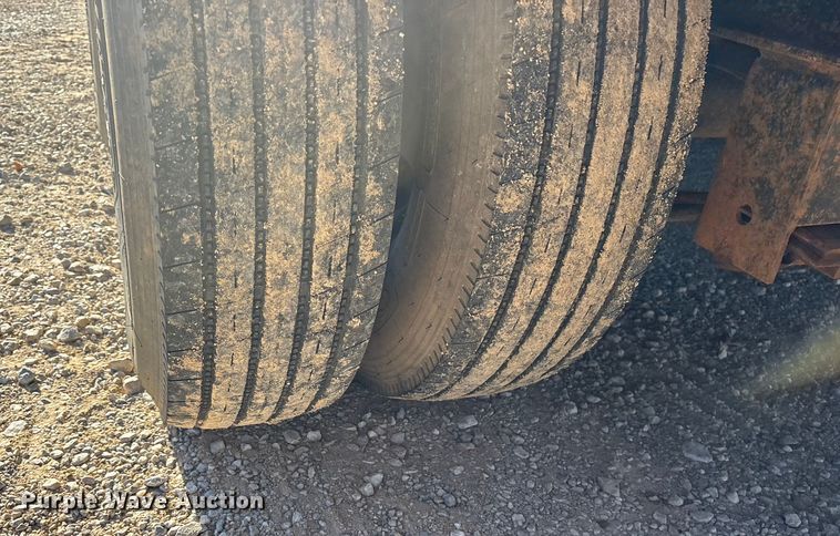 image for item ET7312 2011 Top Hat OTWG32X8.5-22.5E-F equipment trailer