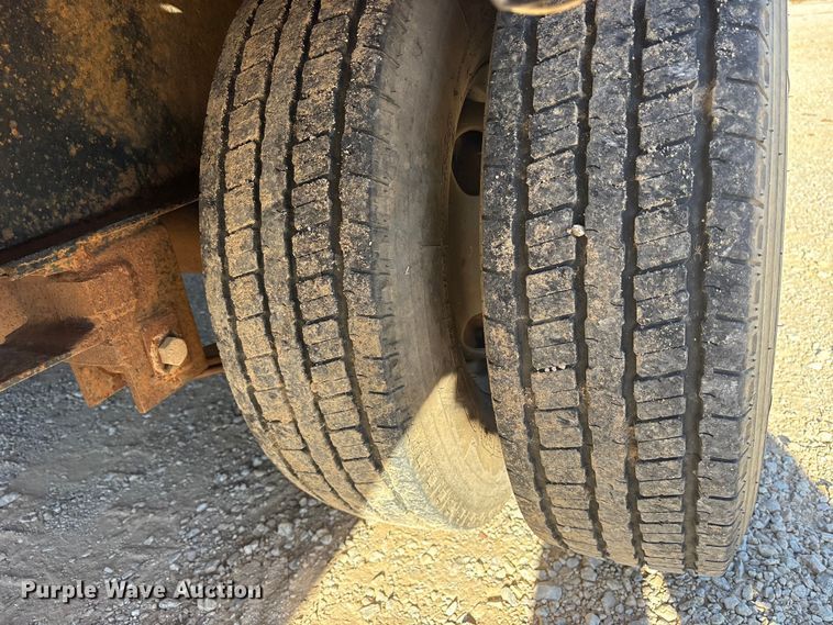 image for item ET7312 2011 Top Hat OTWG32X8.5-22.5E-F equipment trailer