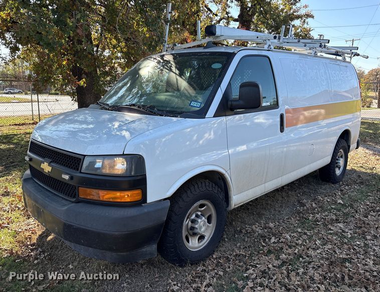 image for item ET7316 2019 Chevrolet Express 2500 van
