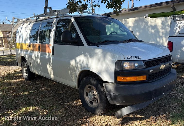 image for item ET7316 2019 Chevrolet Express 2500 van