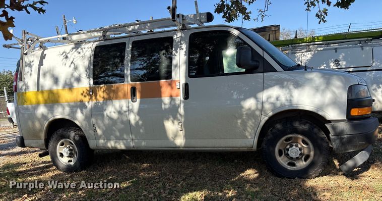 image for item ET7316 2019 Chevrolet Express 2500 van