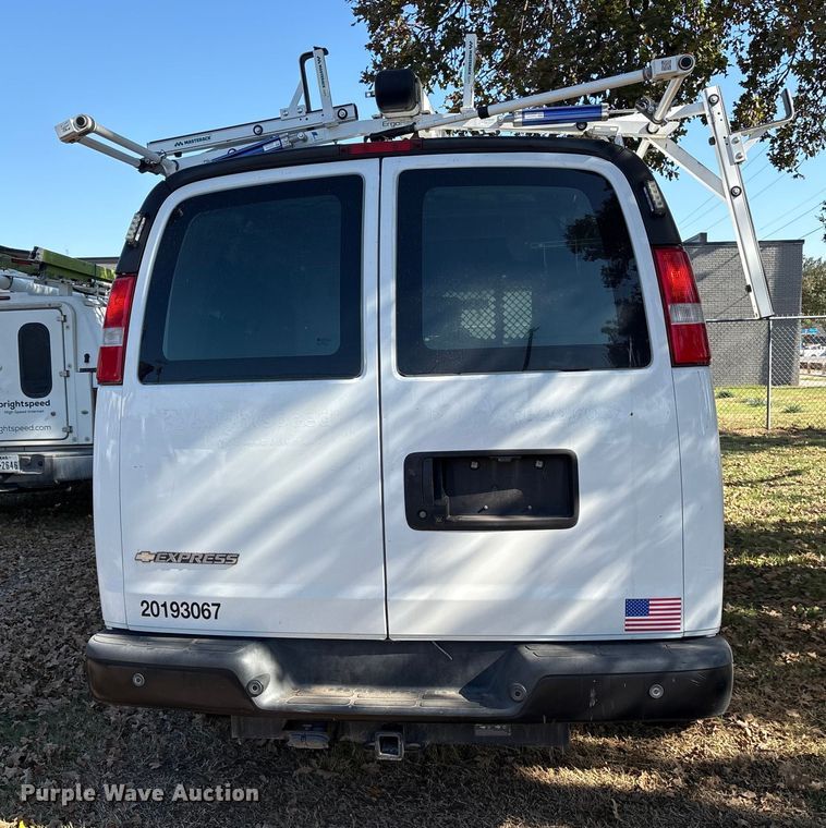 image for item ET7316 2019 Chevrolet Express 2500 van