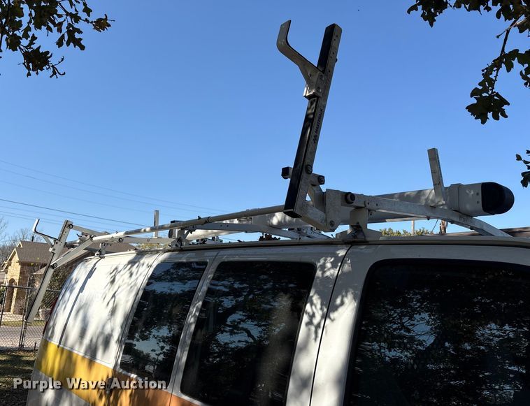 image for item ET7316 2019 Chevrolet Express 2500 van