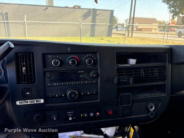 image for item ET7316 2019 Chevrolet Express 2500 van