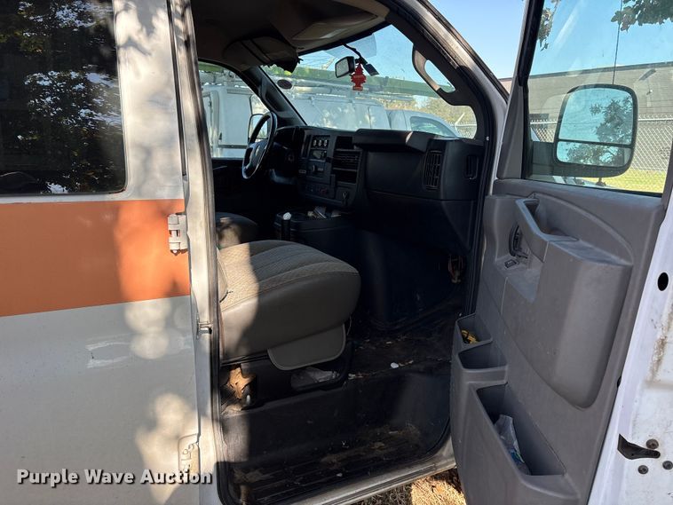 image for item ET7316 2019 Chevrolet Express 2500 van