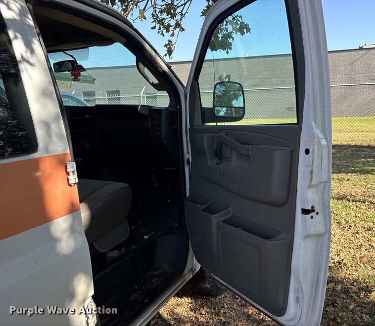 image for item ET7316 2019 Chevrolet Express 2500 van