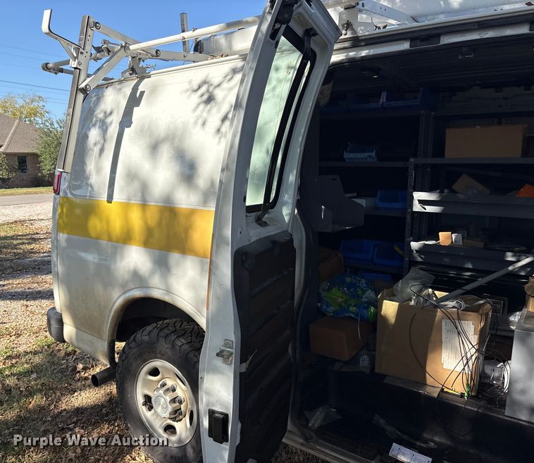 image for item ET7316 2019 Chevrolet Express 2500 van