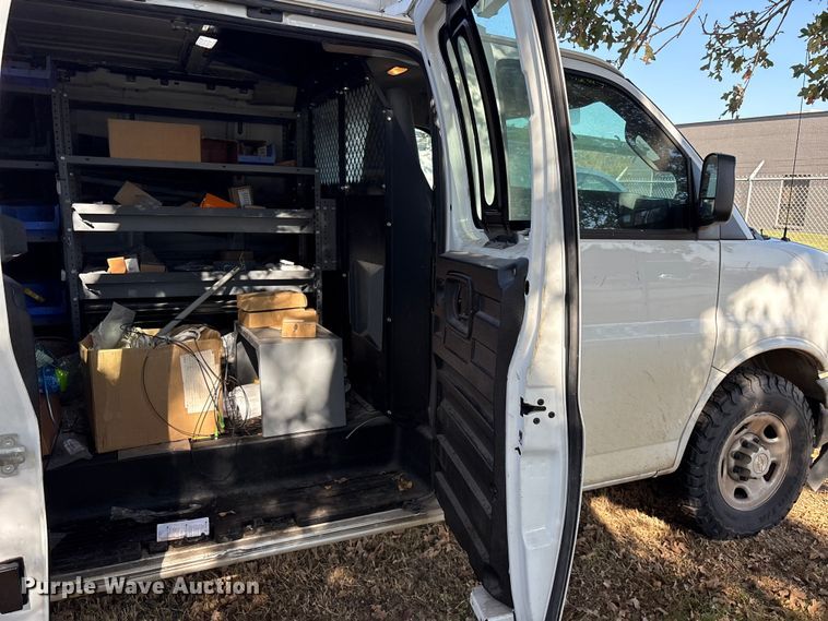 image for item ET7316 2019 Chevrolet Express 2500 van