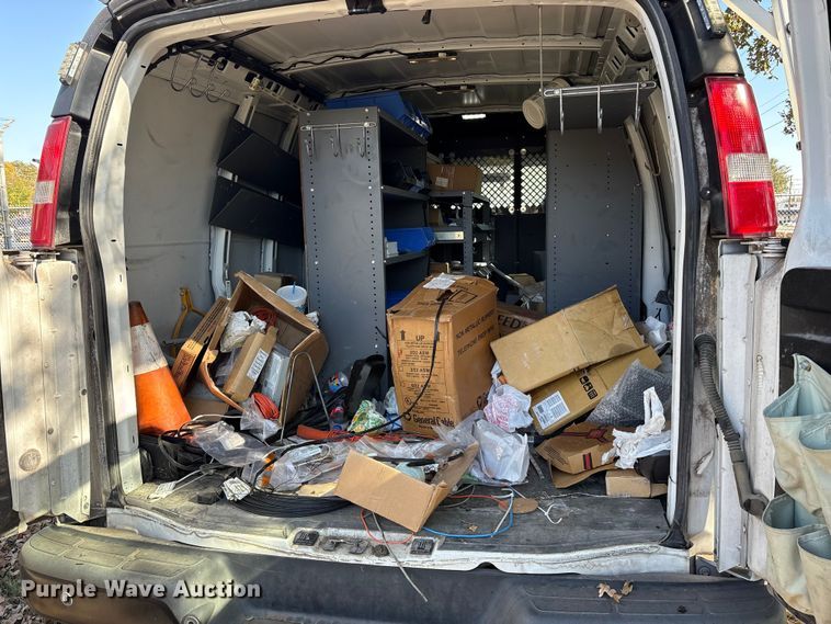 image for item ET7316 2019 Chevrolet Express 2500 van