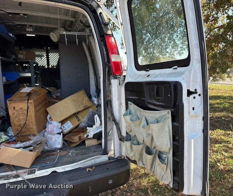 image for item ET7316 2019 Chevrolet Express 2500 van