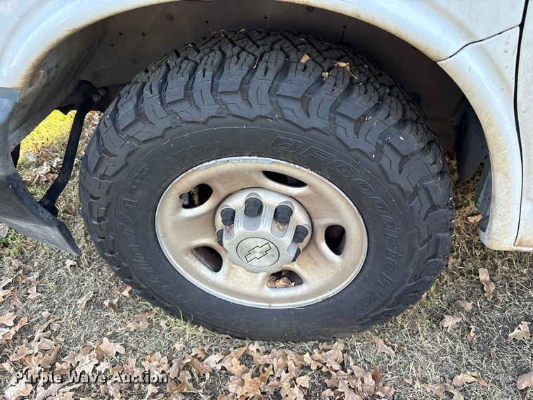 image for item ET7316 2019 Chevrolet Express 2500 van