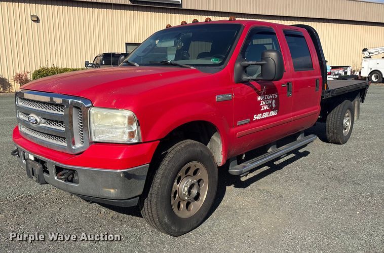 image for item ET8616 2005 Ford F350 Super Duty XLT Crew Cab flatbed pickup truck