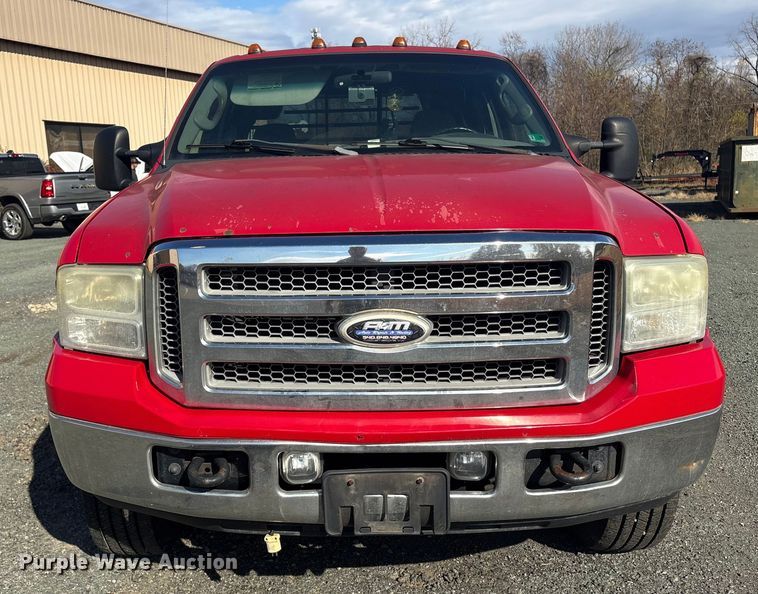 image for item ET8616 2005 Ford F350 Super Duty XLT Crew Cab flatbed pickup truck