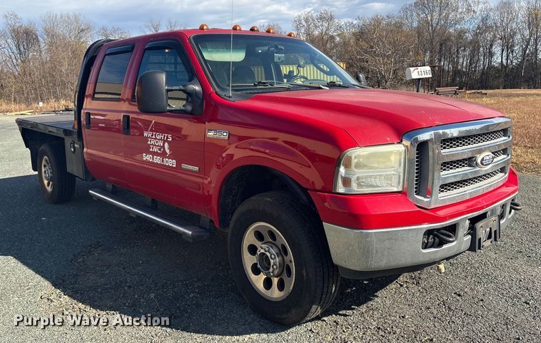 image for item ET8616 2005 Ford F350 Super Duty XLT Crew Cab flatbed pickup truck