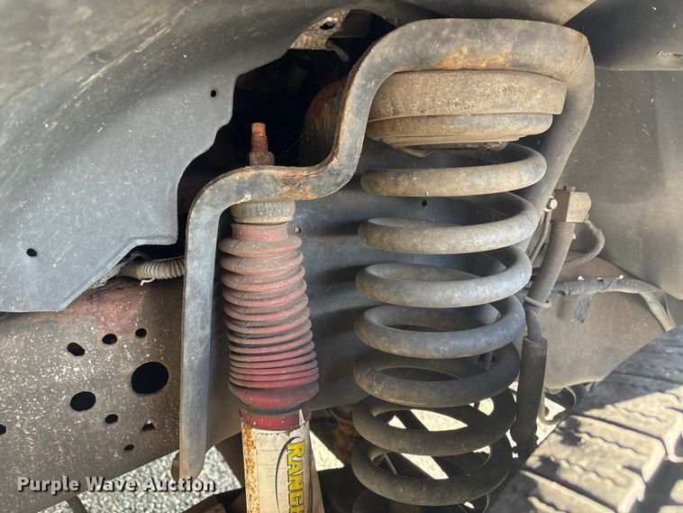 image for item ET8616 2005 Ford F350 Super Duty XLT Crew Cab flatbed pickup truck