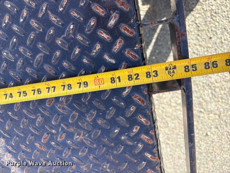 image for item ET8616 2005 Ford F350 Super Duty XLT Crew Cab flatbed pickup truck