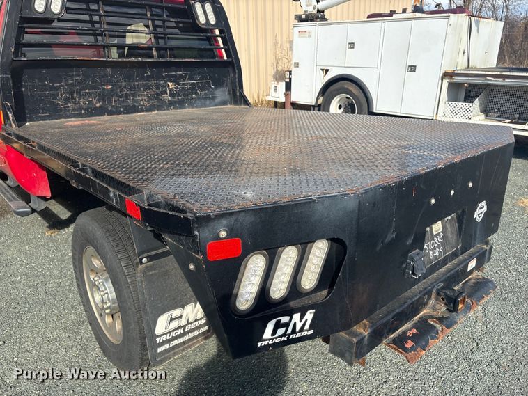 image for item ET8616 2005 Ford F350 Super Duty XLT Crew Cab flatbed pickup truck