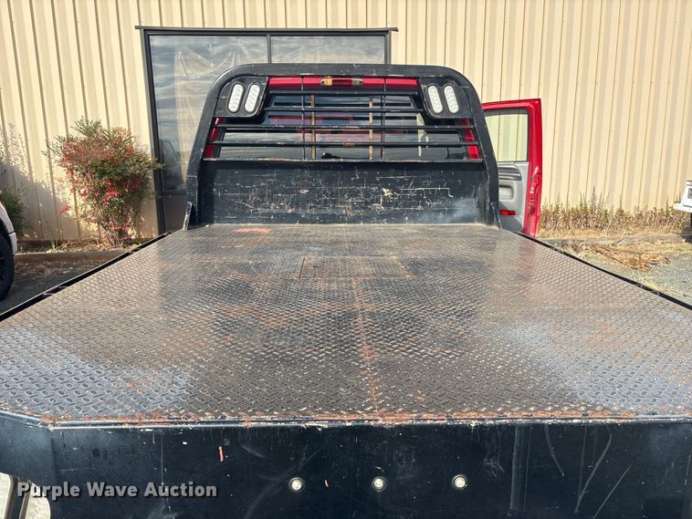 image for item ET8616 2005 Ford F350 Super Duty XLT Crew Cab flatbed pickup truck