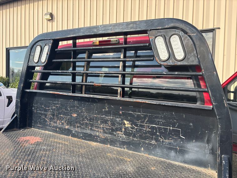 image for item ET8616 2005 Ford F350 Super Duty XLT Crew Cab flatbed pickup truck