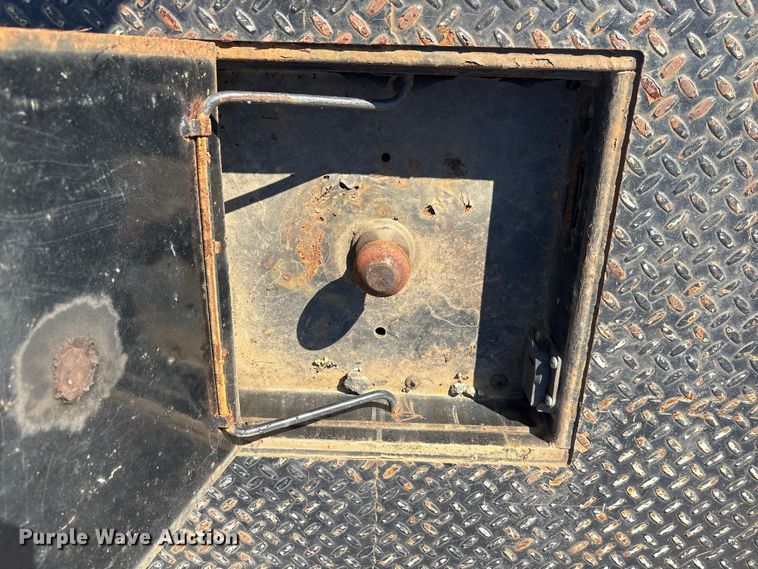 image for item ET8616 2005 Ford F350 Super Duty XLT Crew Cab flatbed pickup truck