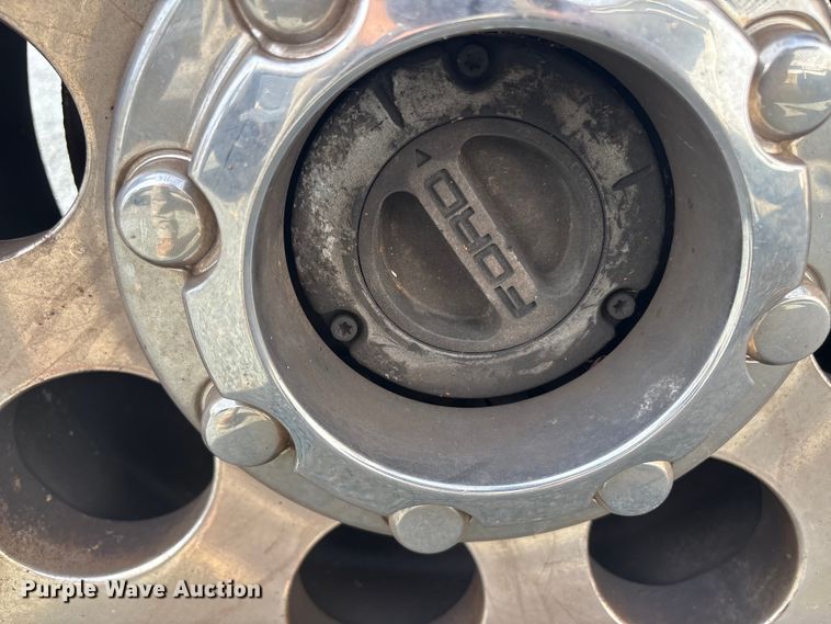 image for item ET8616 2005 Ford F350 Super Duty XLT Crew Cab flatbed pickup truck