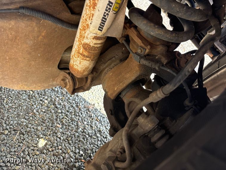 image for item ET8616 2005 Ford F350 Super Duty XLT Crew Cab flatbed pickup truck