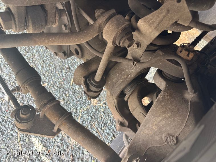 image for item ET8616 2005 Ford F350 Super Duty XLT Crew Cab flatbed pickup truck