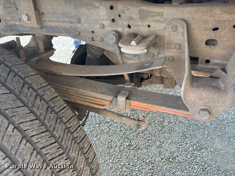 image for item ET8616 2005 Ford F350 Super Duty XLT Crew Cab flatbed pickup truck