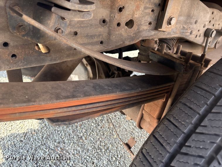 image for item ET8616 2005 Ford F350 Super Duty XLT Crew Cab flatbed pickup truck