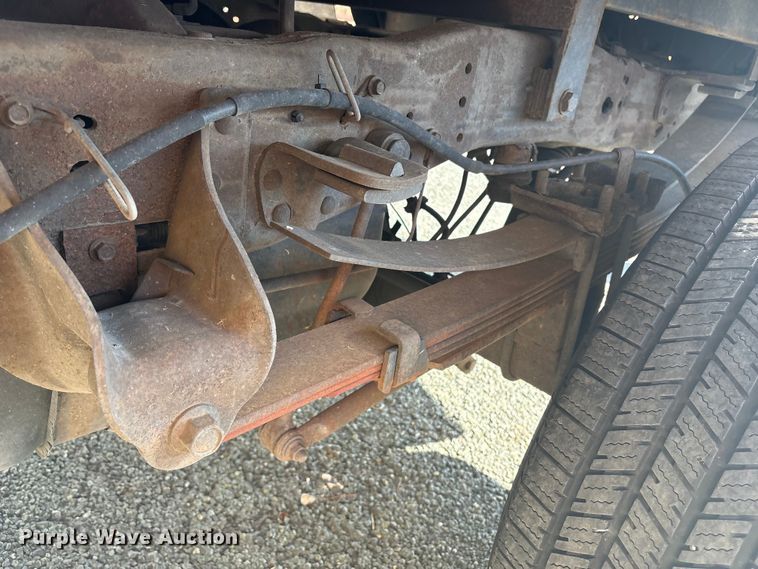 image for item ET8616 2005 Ford F350 Super Duty XLT Crew Cab flatbed pickup truck