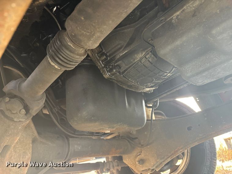 image for item ET8616 2005 Ford F350 Super Duty XLT Crew Cab flatbed pickup truck